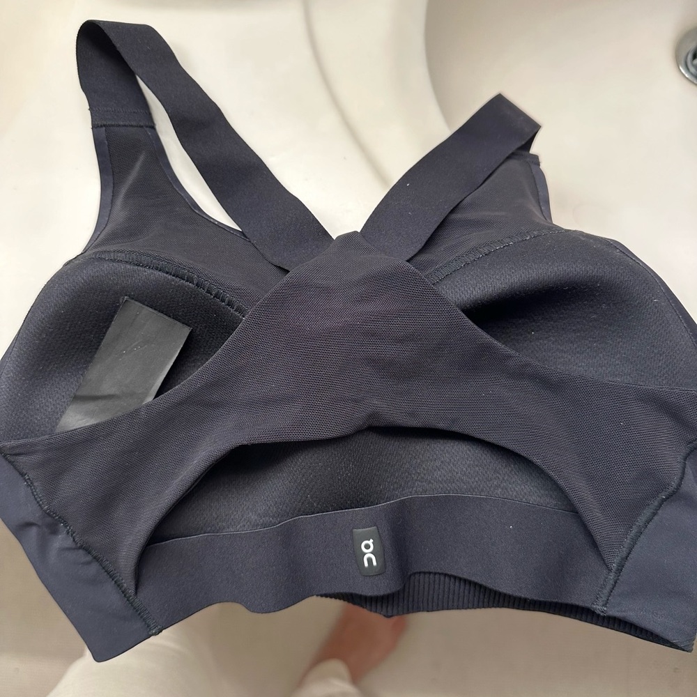 ON Running Performance Bra - Picture 4 of 9